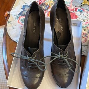 Nine West Women's grey Oxford booties